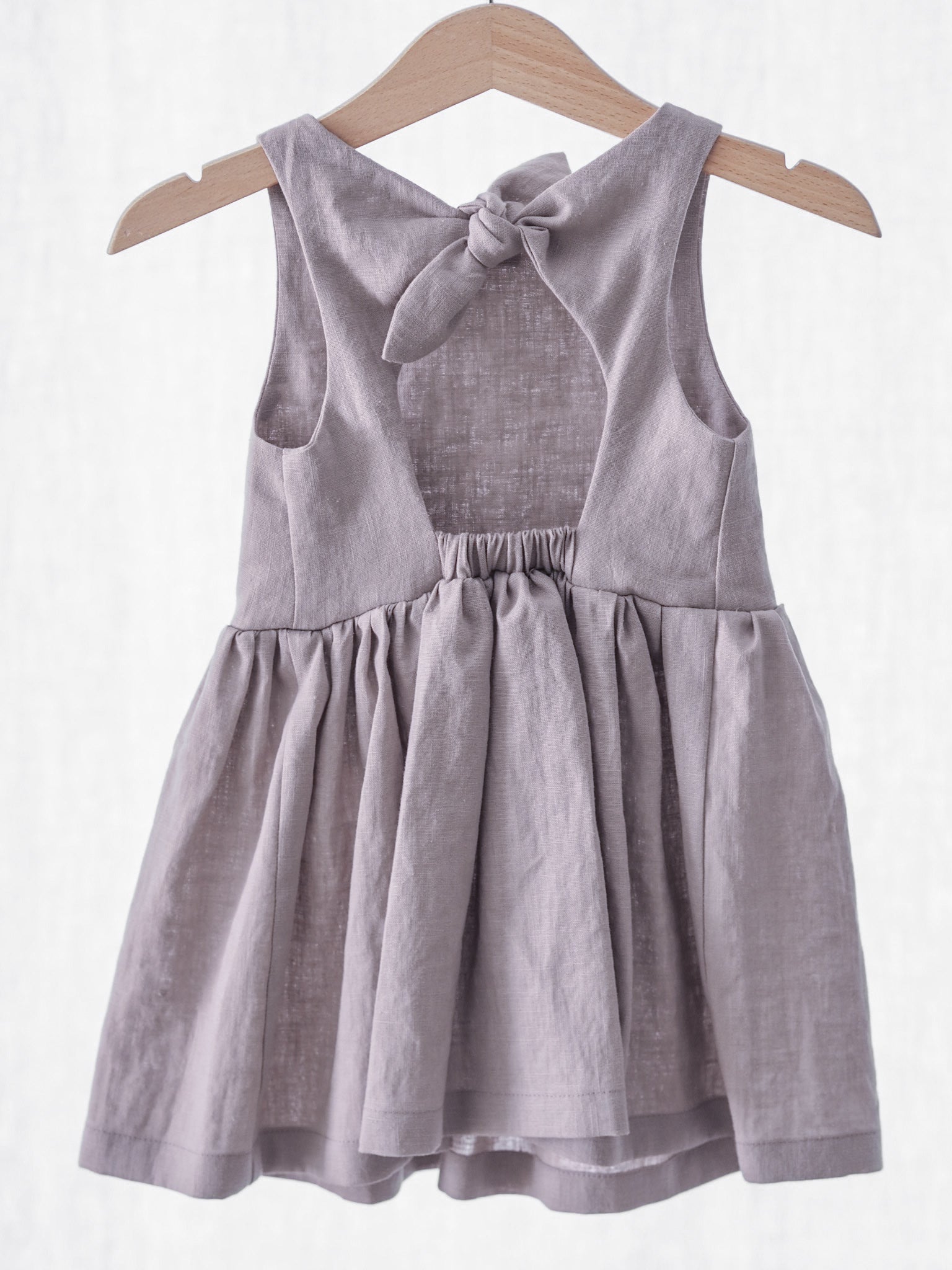 Pellavamekko rusetilla