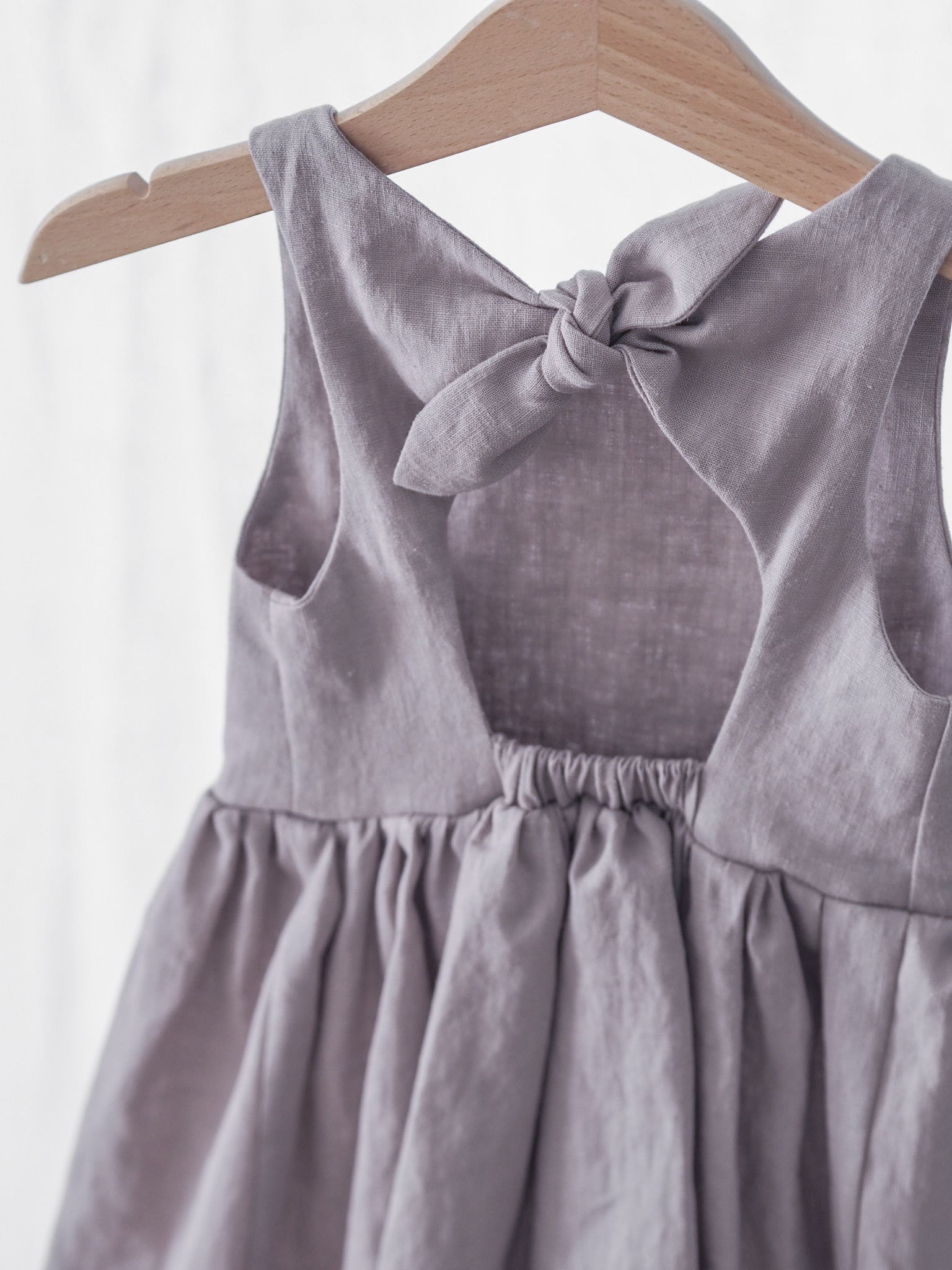 Pellavamekko rusetilla