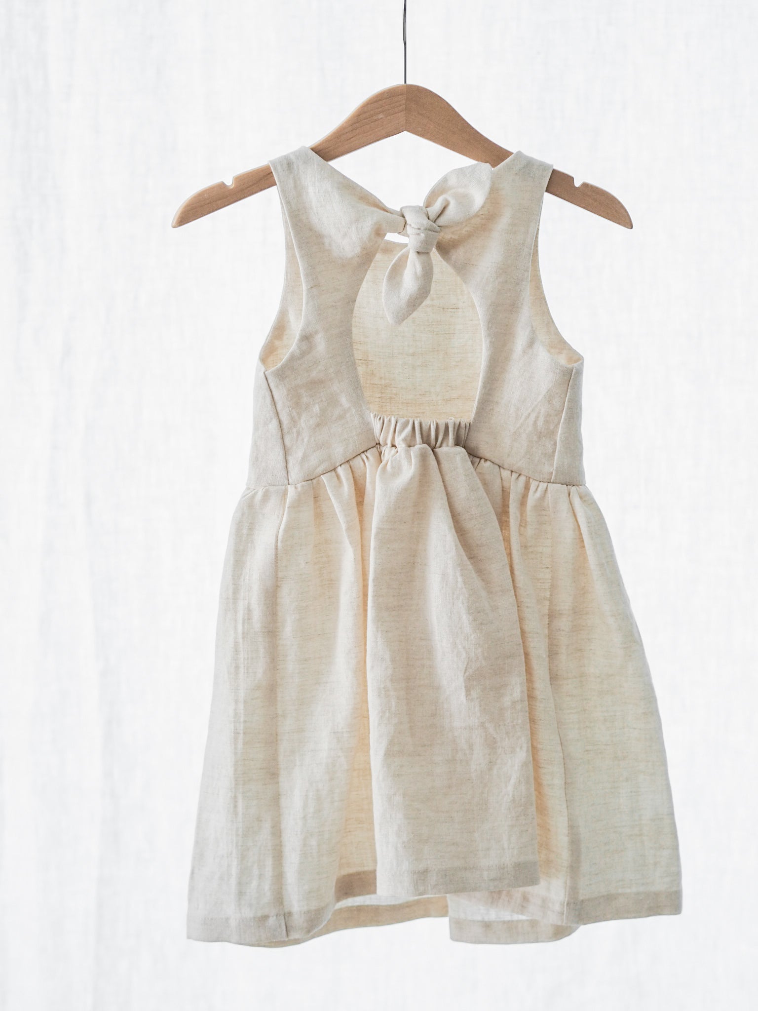 Pellavamekko rusetilla